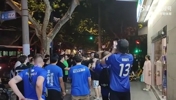 没完！比赛结束后，申花球迷国安球迷在街头互喷