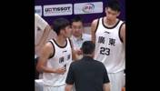 小伙子挺刚啊！广东球员徐昕比赛中和杜锋指导吵架 顶嘴杜指导