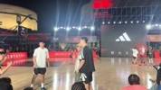 在线追星！胡明轩&林葳找陈冠希轮流合影