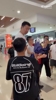 小球迷向中国男篮功勋球员王治郅献花💐